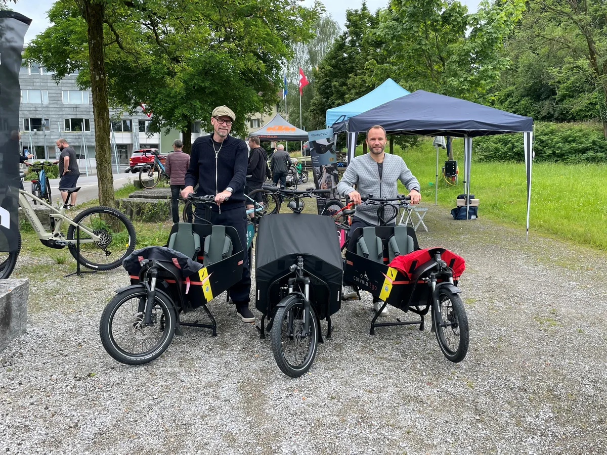 Ab sofort können Interessierte in Rüti vier elektrische Cargobikes ausleihen. Zwei Männer sitzen auf ihren Cargobikes.